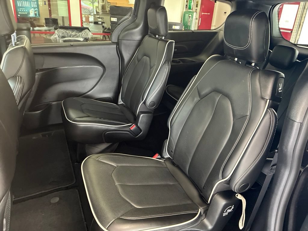 Used 2023 Chrysler Pacifica Limited w/ S Appearance Package FWD image 22