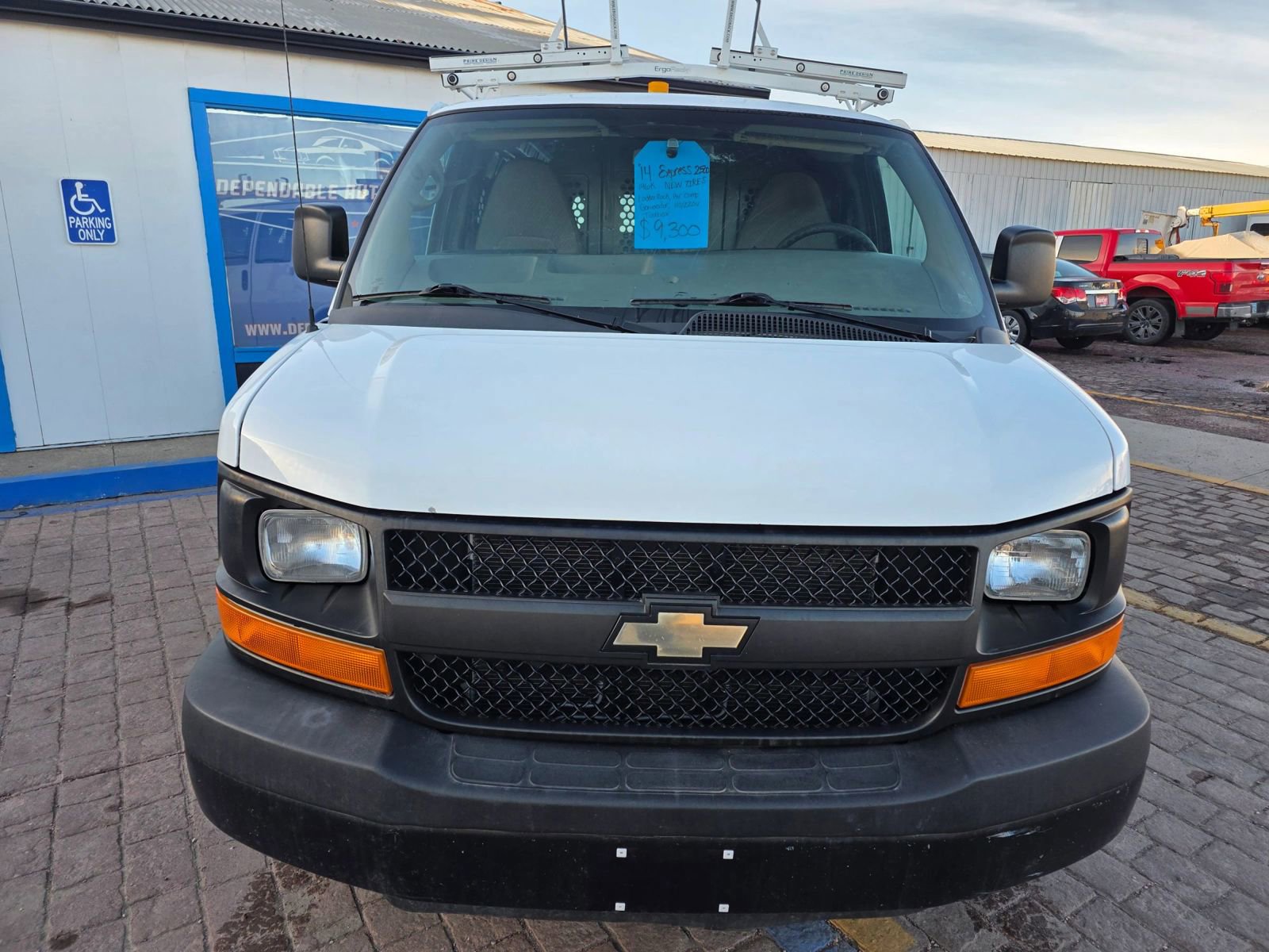 Used 2014 Chevrolet Express 2500 RWD image 2