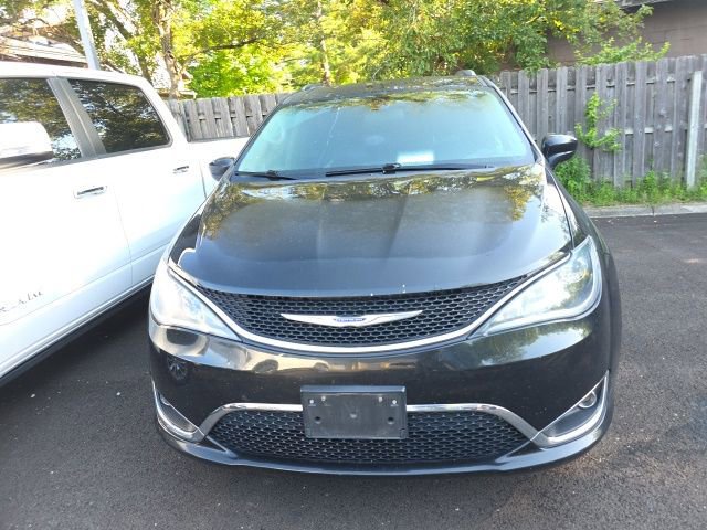 Used 2018 Chrysler Pacifica Touring-L FWD image 2