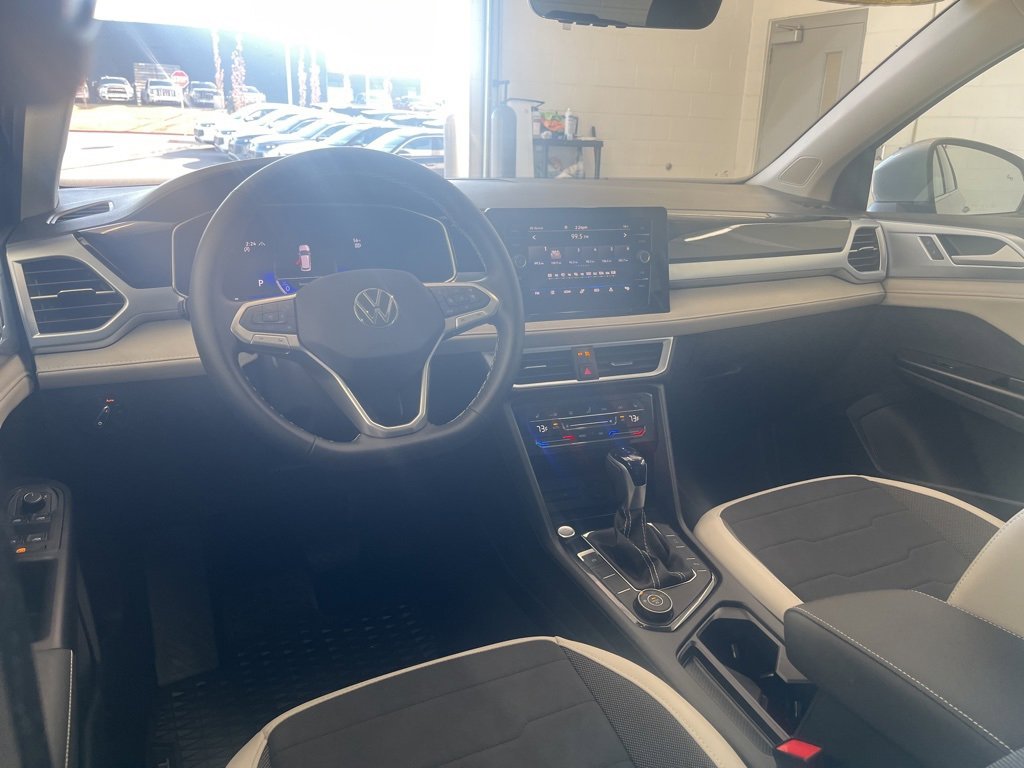 Certified 2025 Volkswagen Taos SE image 12