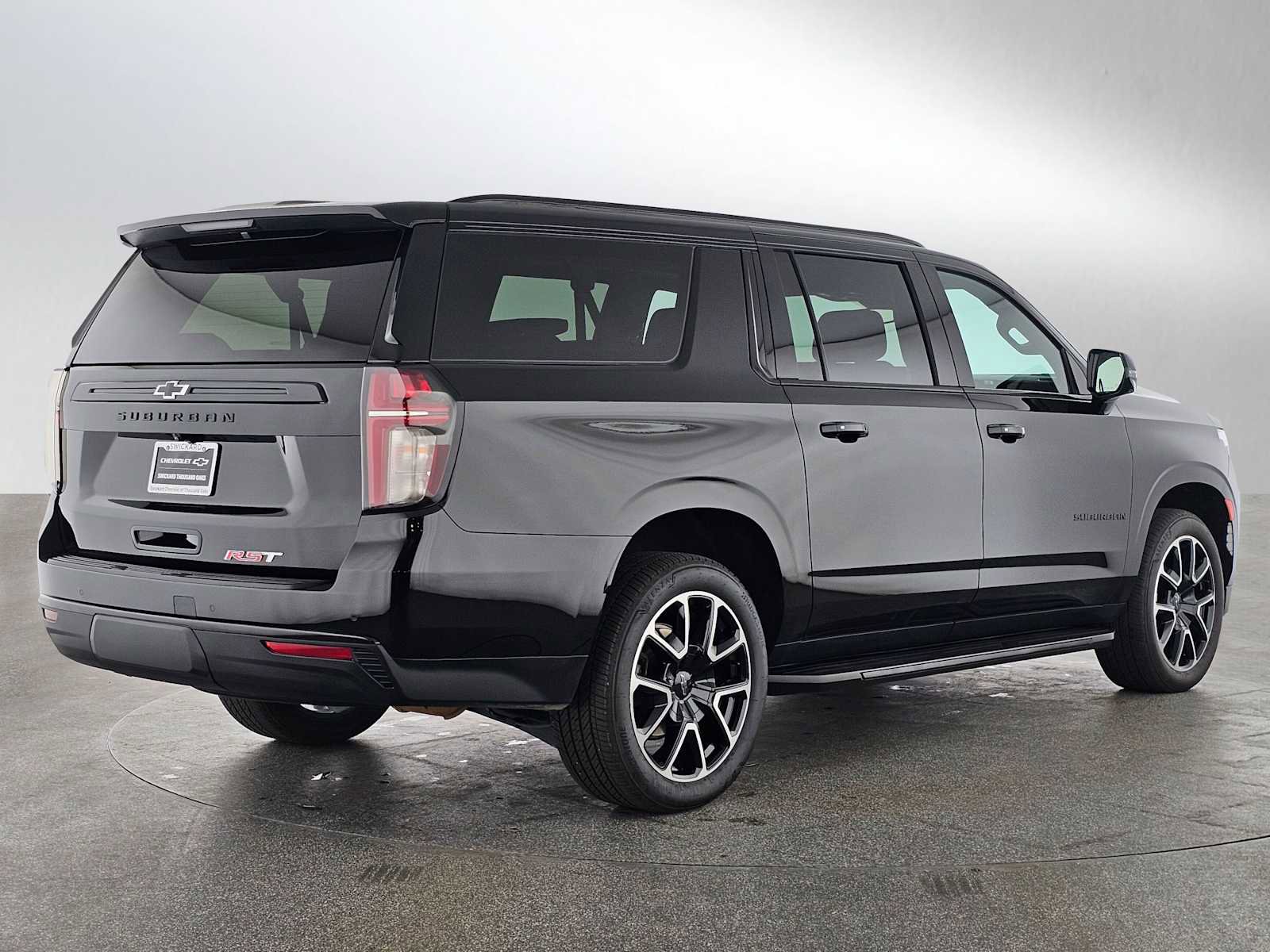 Used 2024 Chevrolet Suburban RST w/ Luxury Package image 3