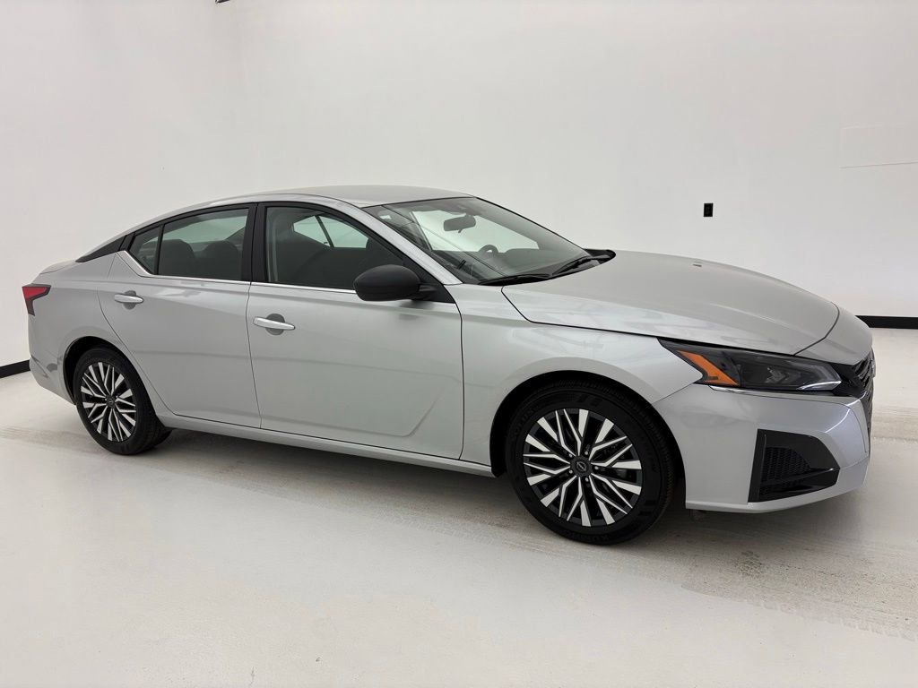 Used 2025 Nissan Altima 2.5 SV FWD image 1
