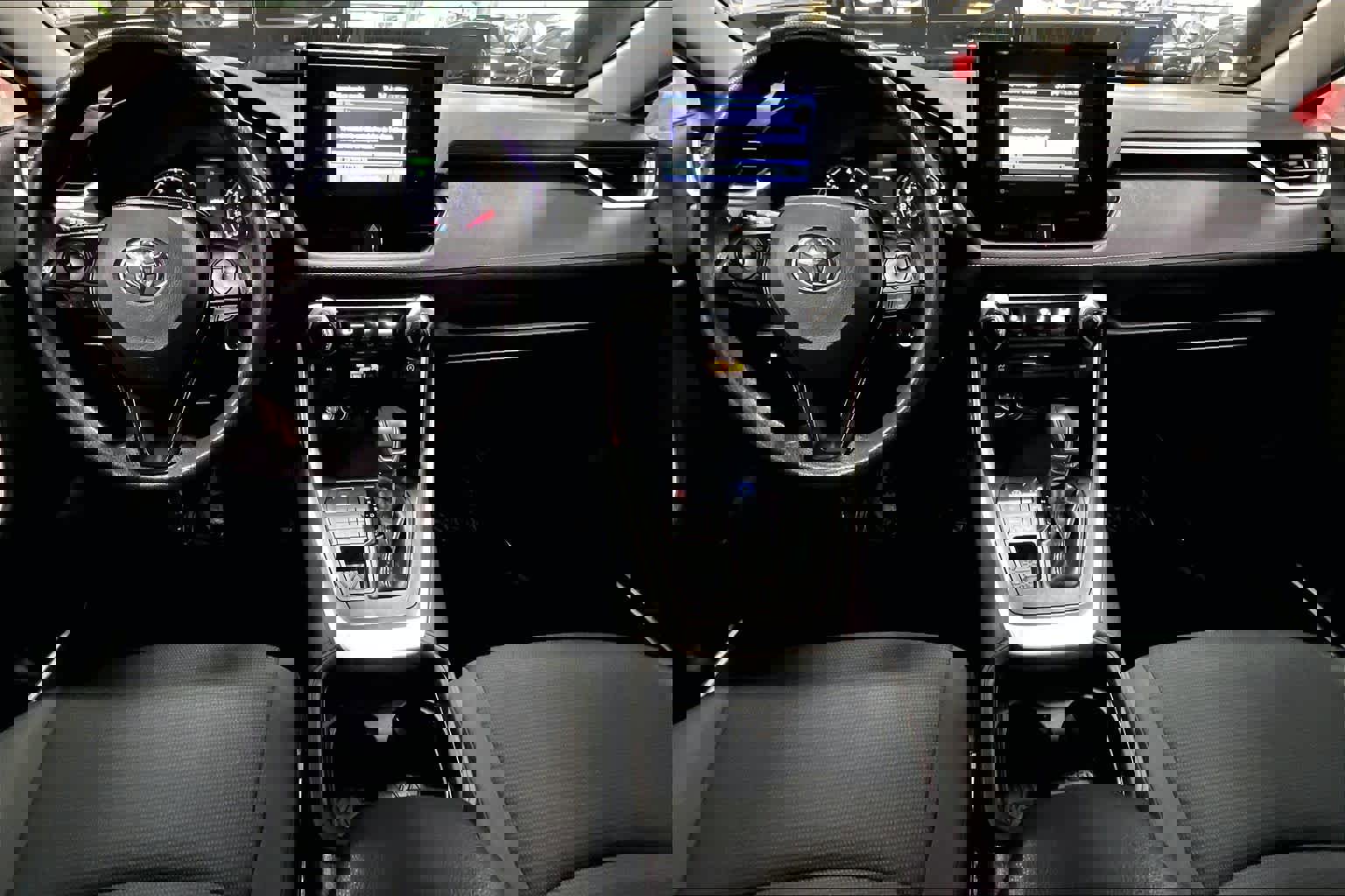 Used 2021 Toyota RAV4 LE image 16