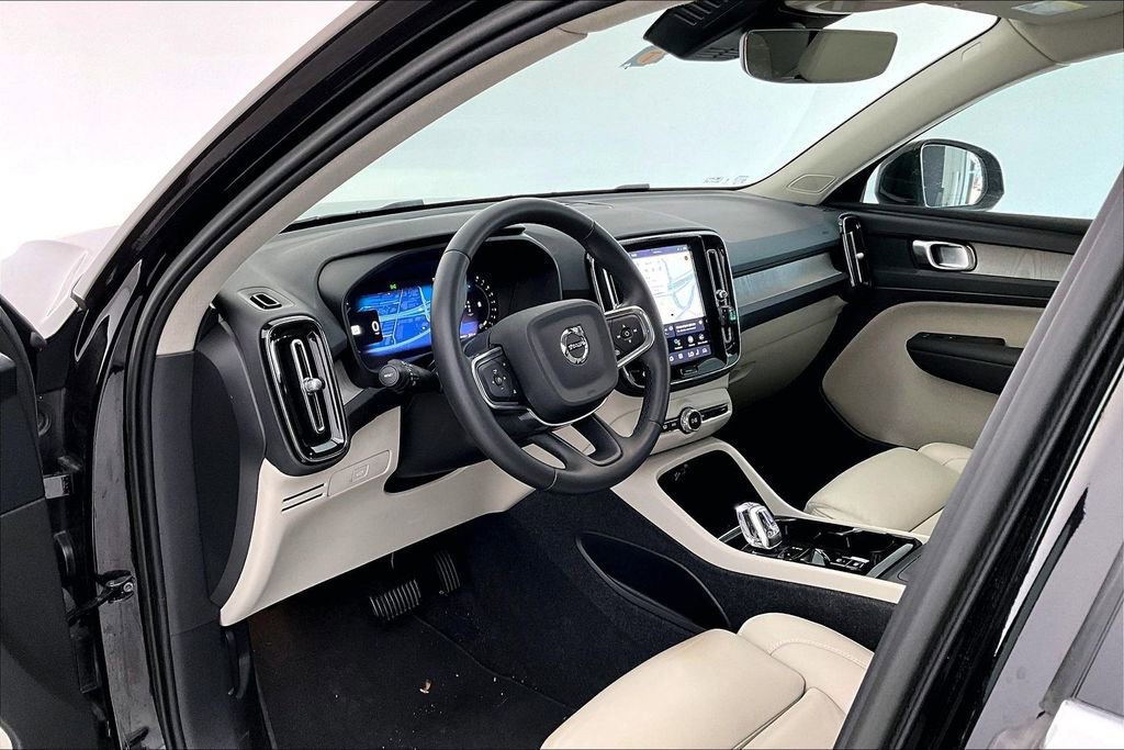 Used 2023 Volvo XC40 B5 Plus w/ Protection Package Premier AWD/4WD image 17