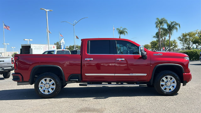 Used 2024 Chevrolet Silverado 2500 High Country w/ High Country Premium Package AWD/4WD image 2