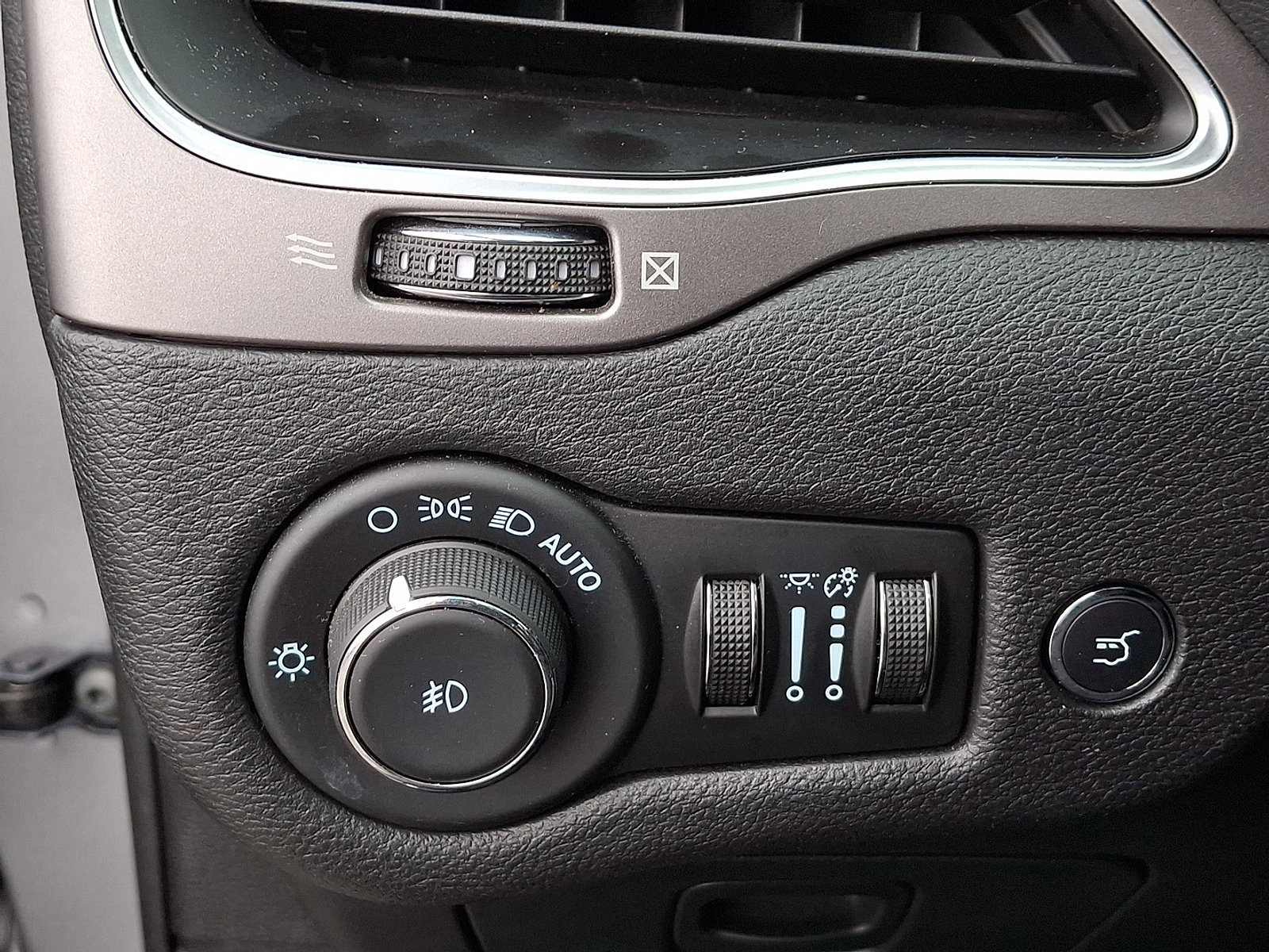 Certified 2022 Jeep Cherokee Latitude Lux w/ Sun & Sound Group image 32