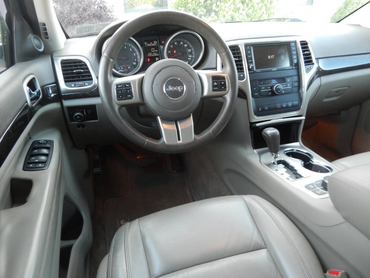 Used 2011 Jeep Grand Cherokee Laredo AWD/4WD image 32