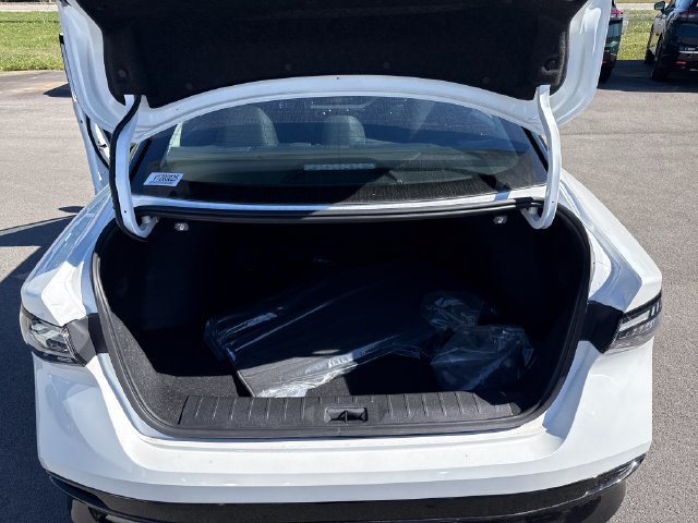 New 2027 Nissan Sentra SR w/ Floor Mat Package FWD image 9