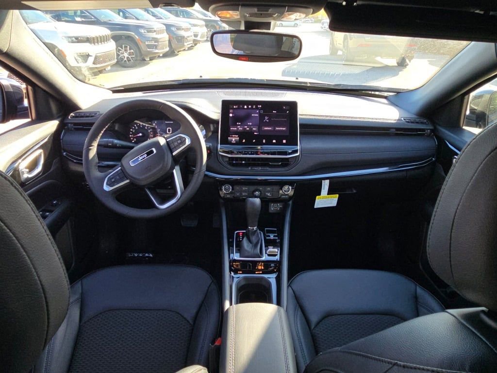 New 2026 Jeep Compass Latitude image 18