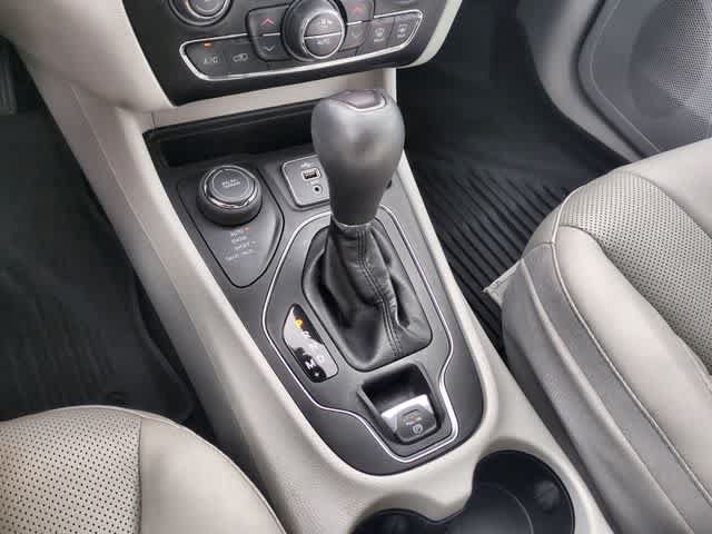 Certified 2021 Jeep Cherokee Latitude Lux w/ Comfort/Convenience Group AWD/4WD image 32