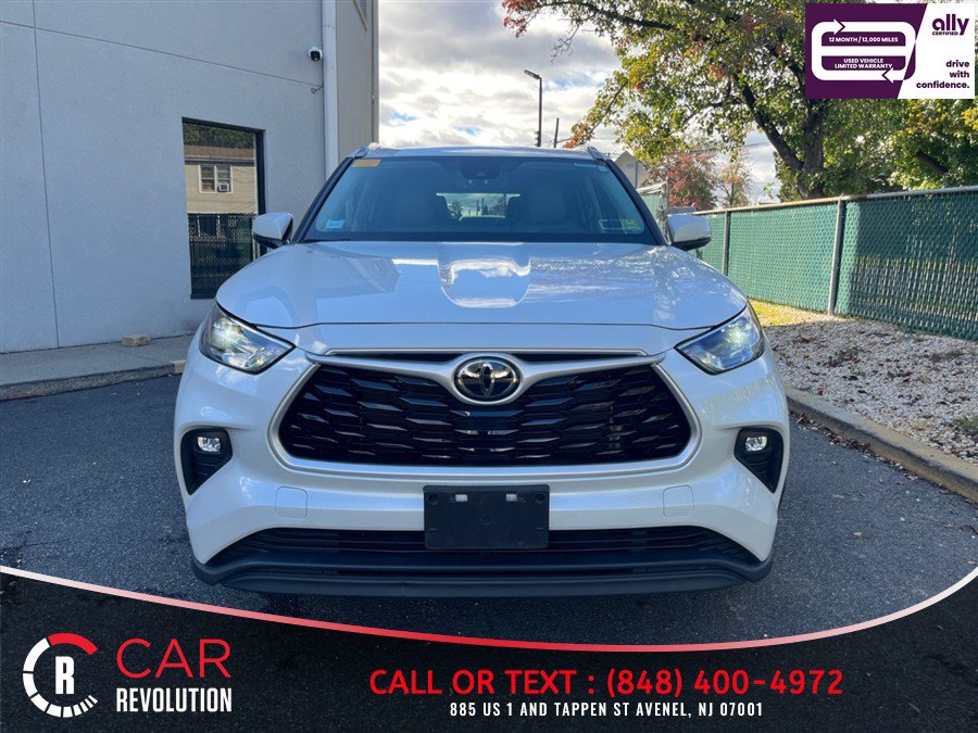 Used 2022 Toyota Highlander XLE AWD/4WD image 2