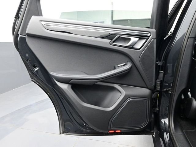 Certified 2025 Porsche Macan image 13