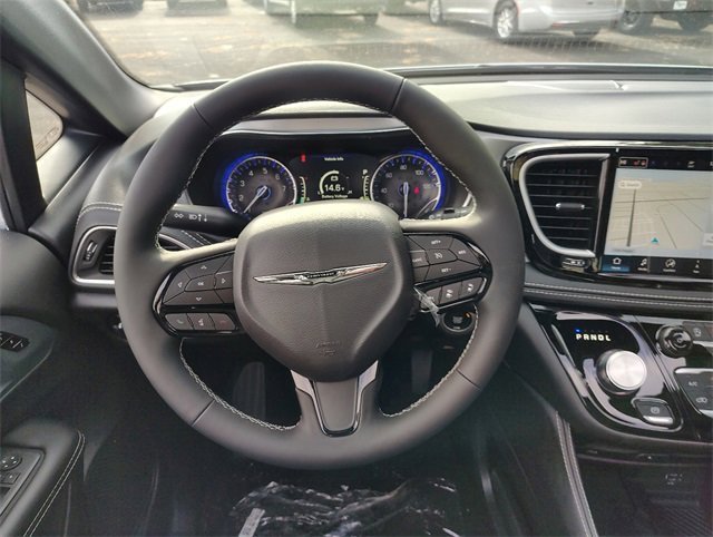 New 2026 Chrysler Pacifica Limited w/ Uconnect Theater Family Group image 16