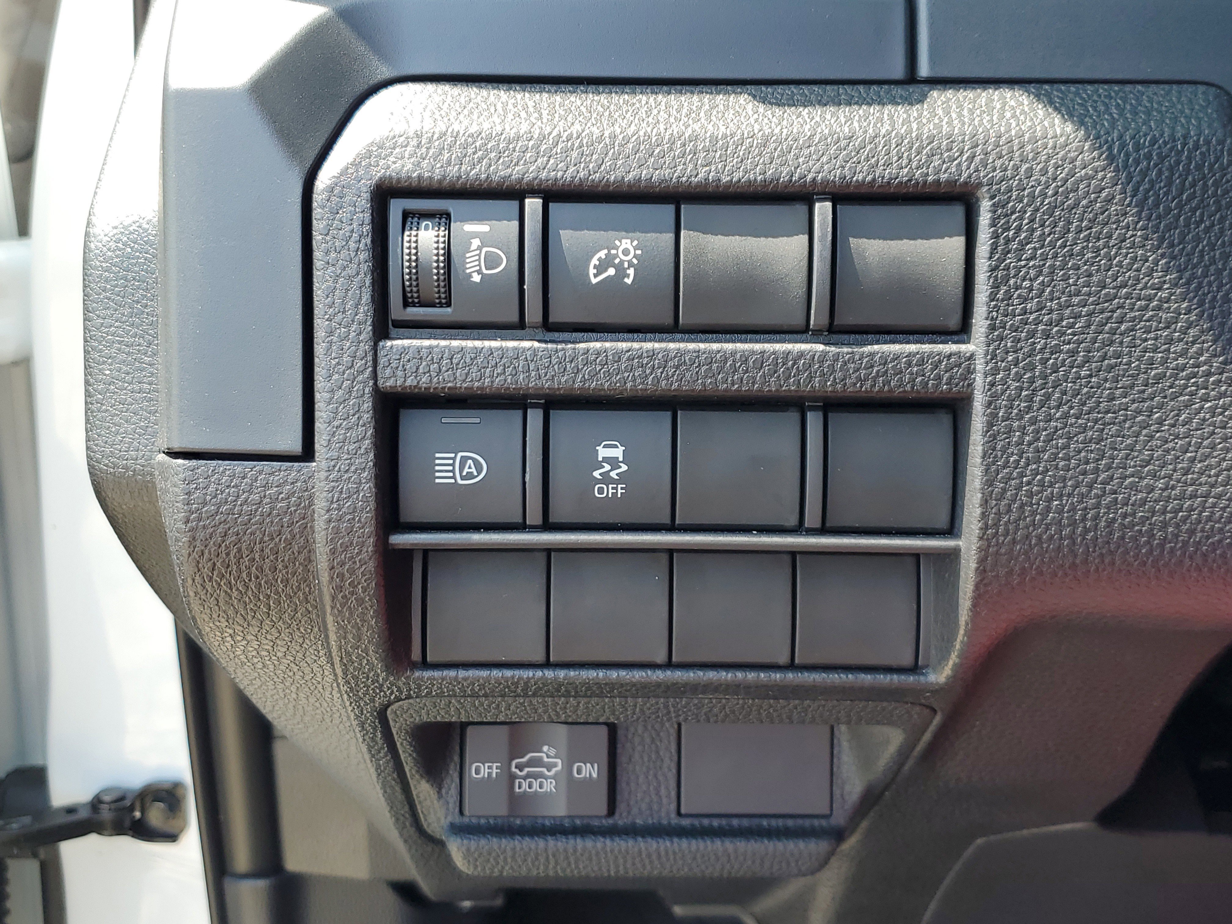 Used 2025 Toyota Tacoma SR w/ SR Upgrade Package AWD/4WD image 28