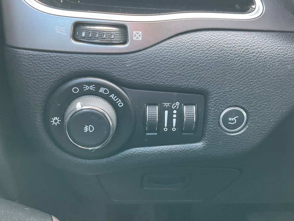 Used 2019 Jeep Cherokee Limited image 27