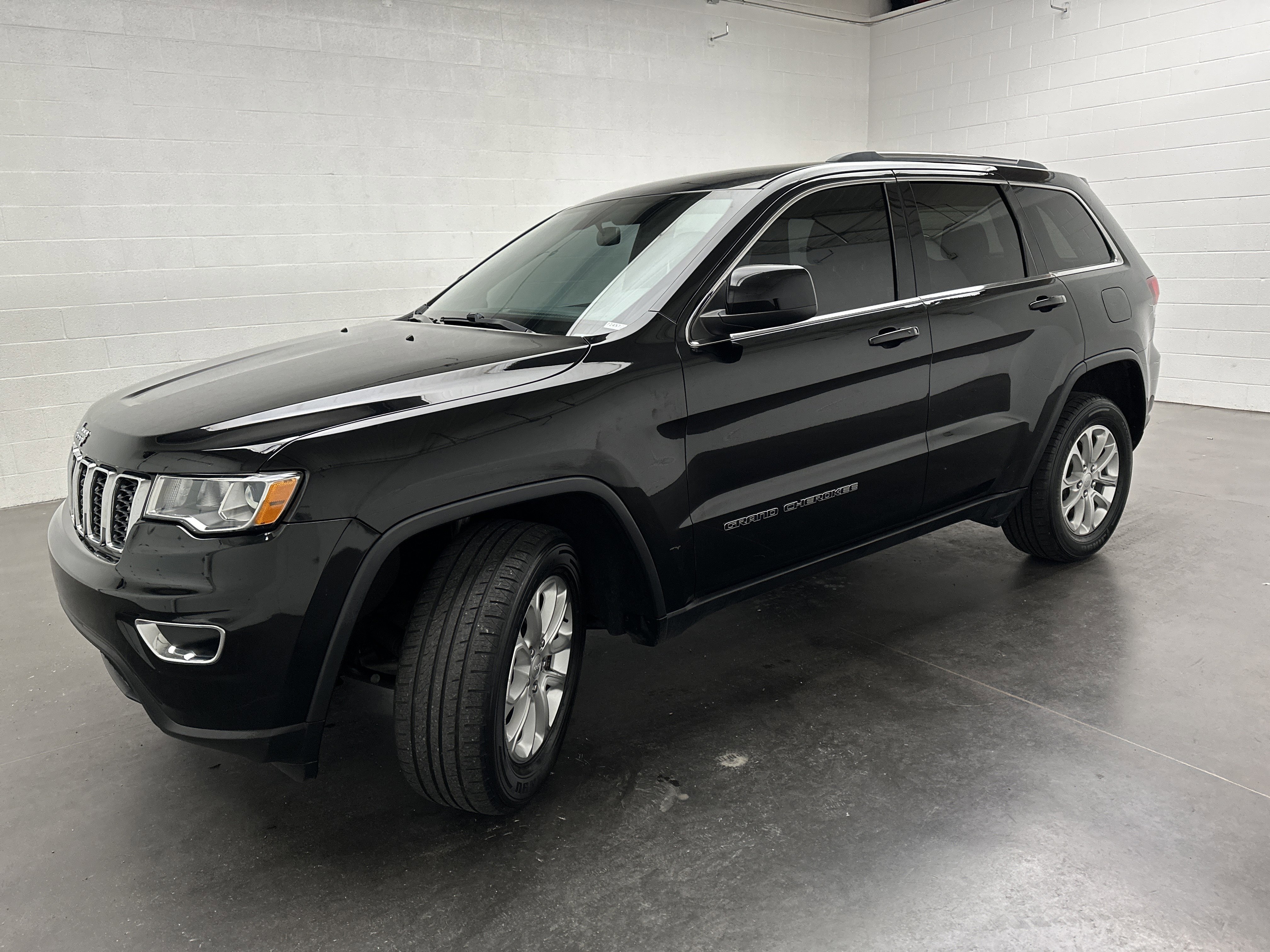 Used 2021 Jeep Grand Cherokee Laredo image 4