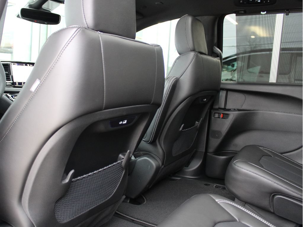 New 2026 Chrysler Pacifica Select AWD/4WD image 34