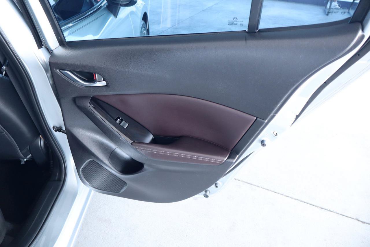 Used 2018 MAZDA MAZDA3 Touring FWD image 34