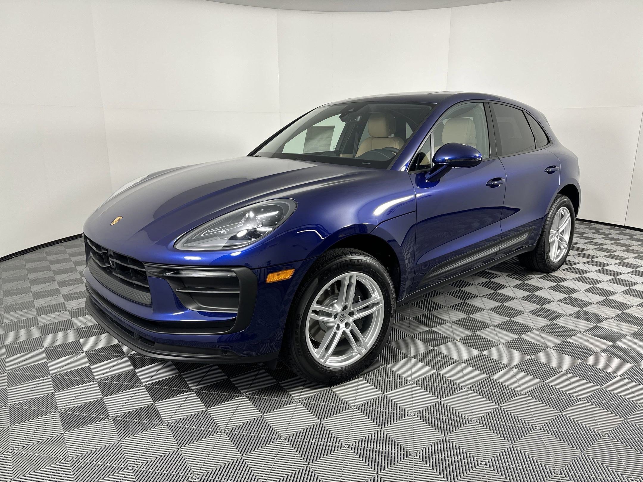 Certified 2025 Porsche Macan image 1