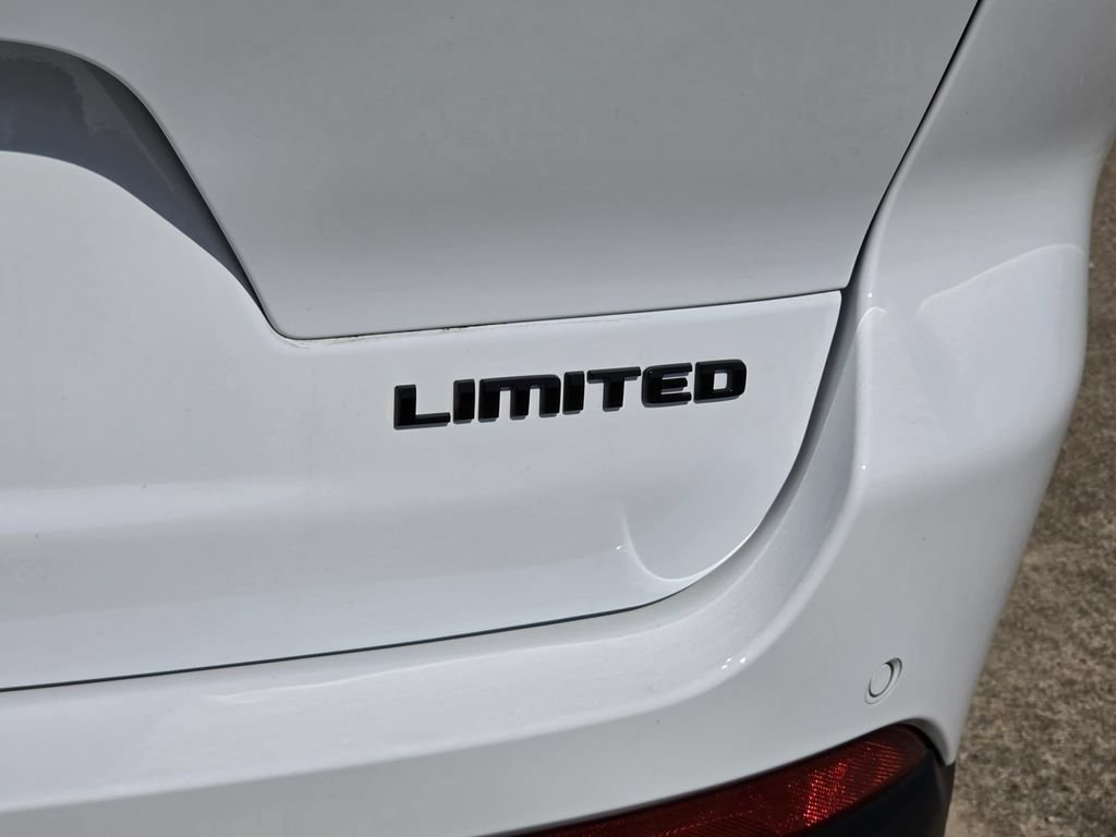 Used 2024 Jeep Grand Cherokee L Limited w/ Black Appearance Package RWD image 9