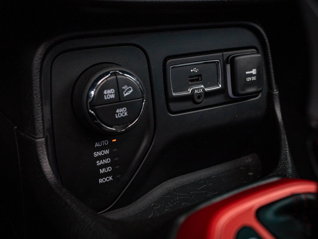 Used 2016 Jeep Renegade Trailhawk w/ Premium Trailhawk Package image 38