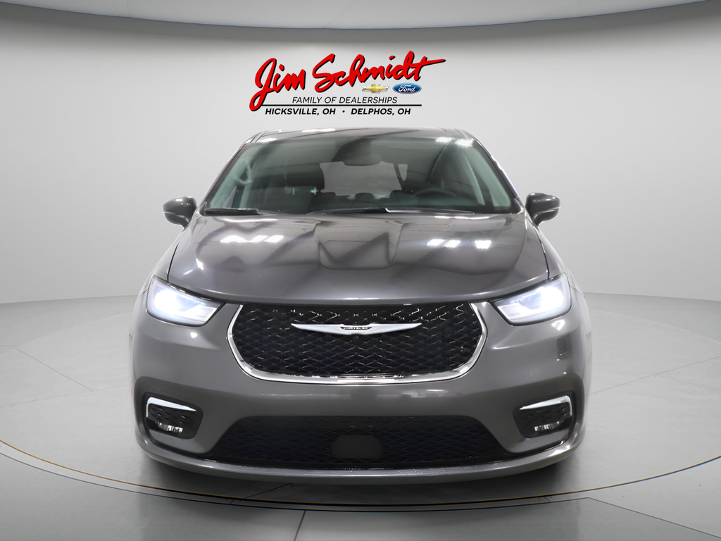 Used 2023 Chrysler Pacifica Touring-L FWD image 3