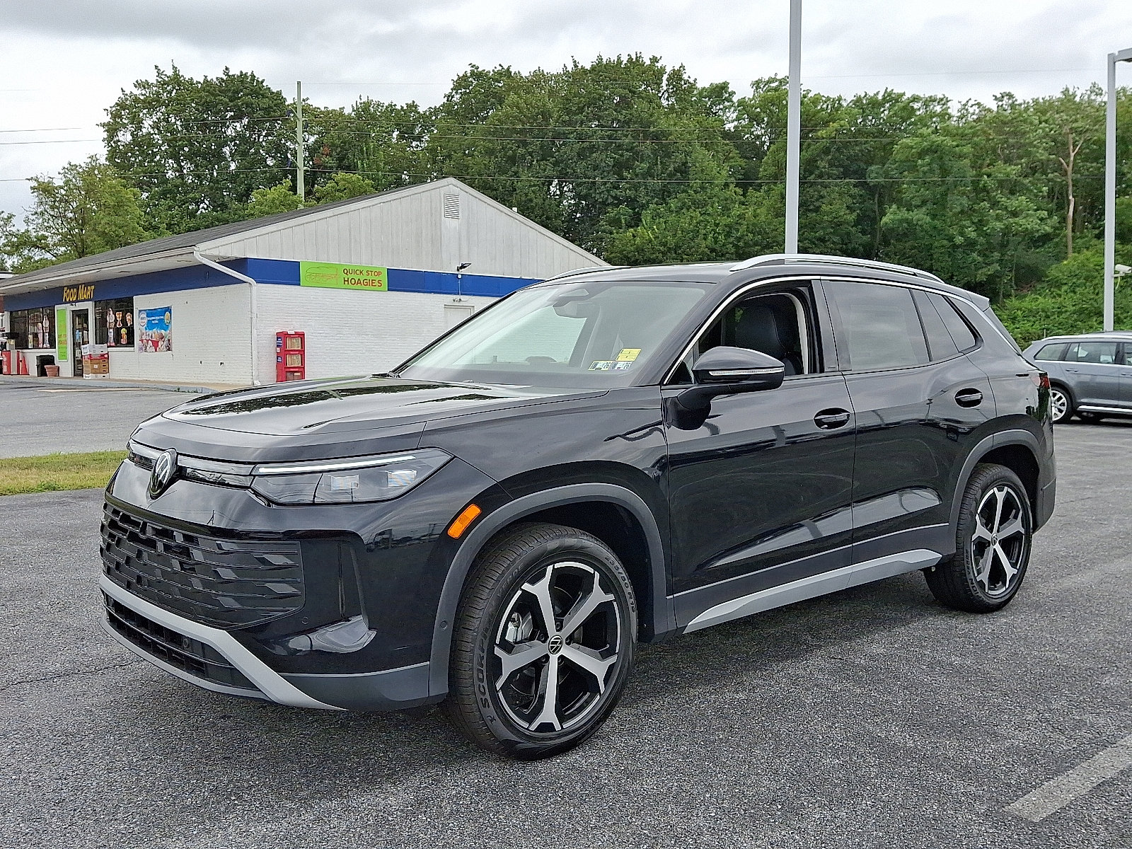 New 2025 Volkswagen Tiguan SE image 3