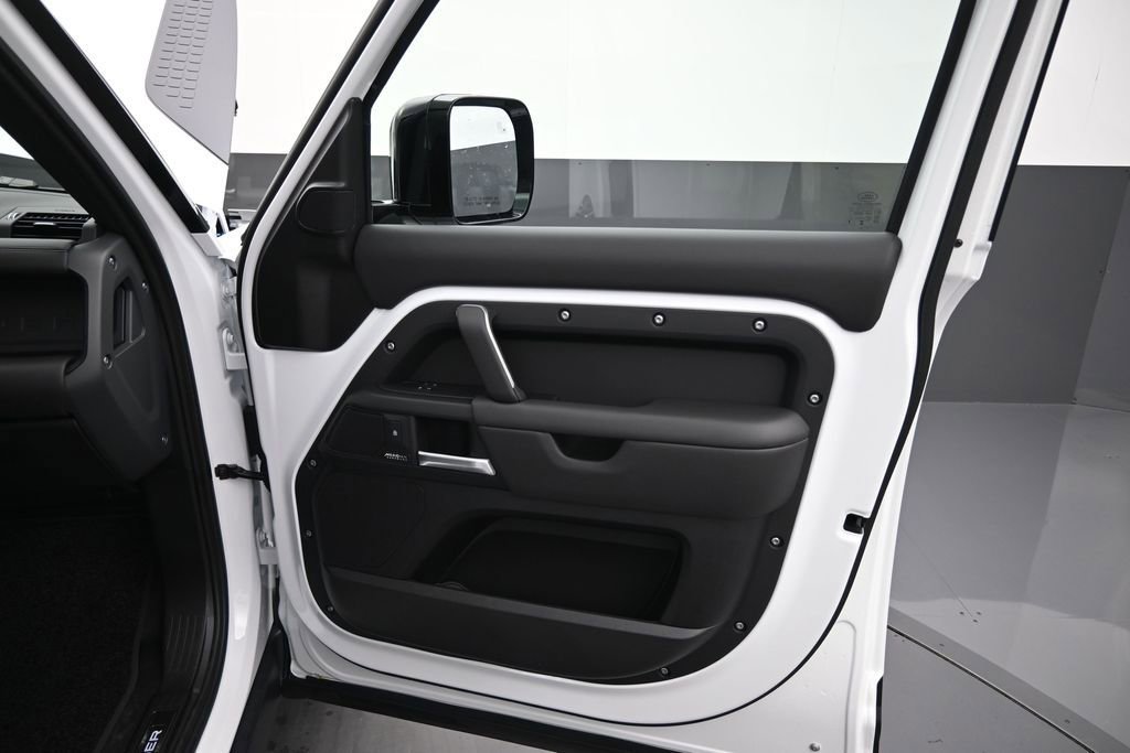 New 2026 Land Rover Defender 130 X-Dynamic SE AWD/4WD image 4