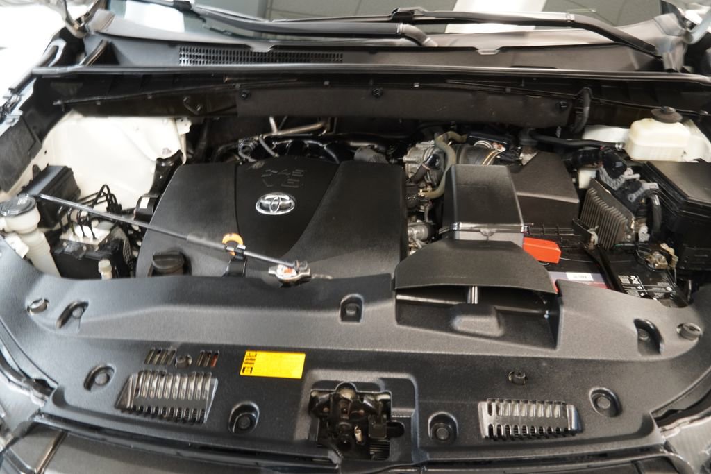 Used 2018 Toyota Highlander SE image 41