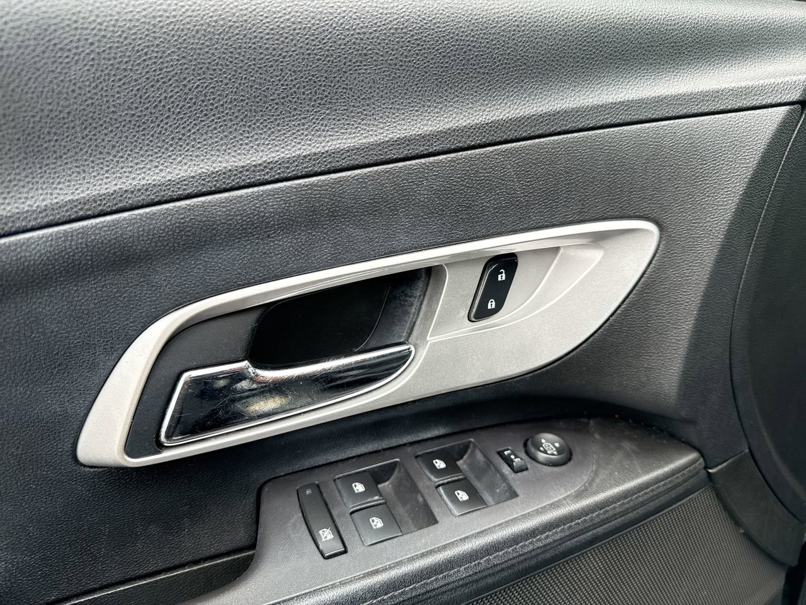 Used 2016 Chevrolet Equinox LTZ w/ Enhanced Convenience Package image 13