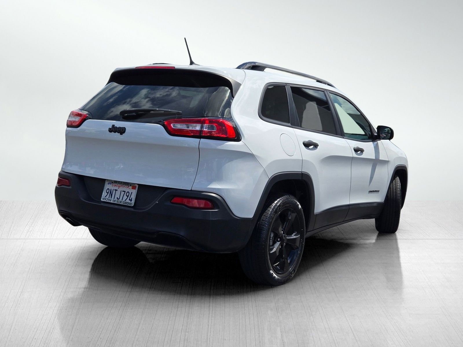 Used 2017 Jeep Cherokee Sport FWD image 4