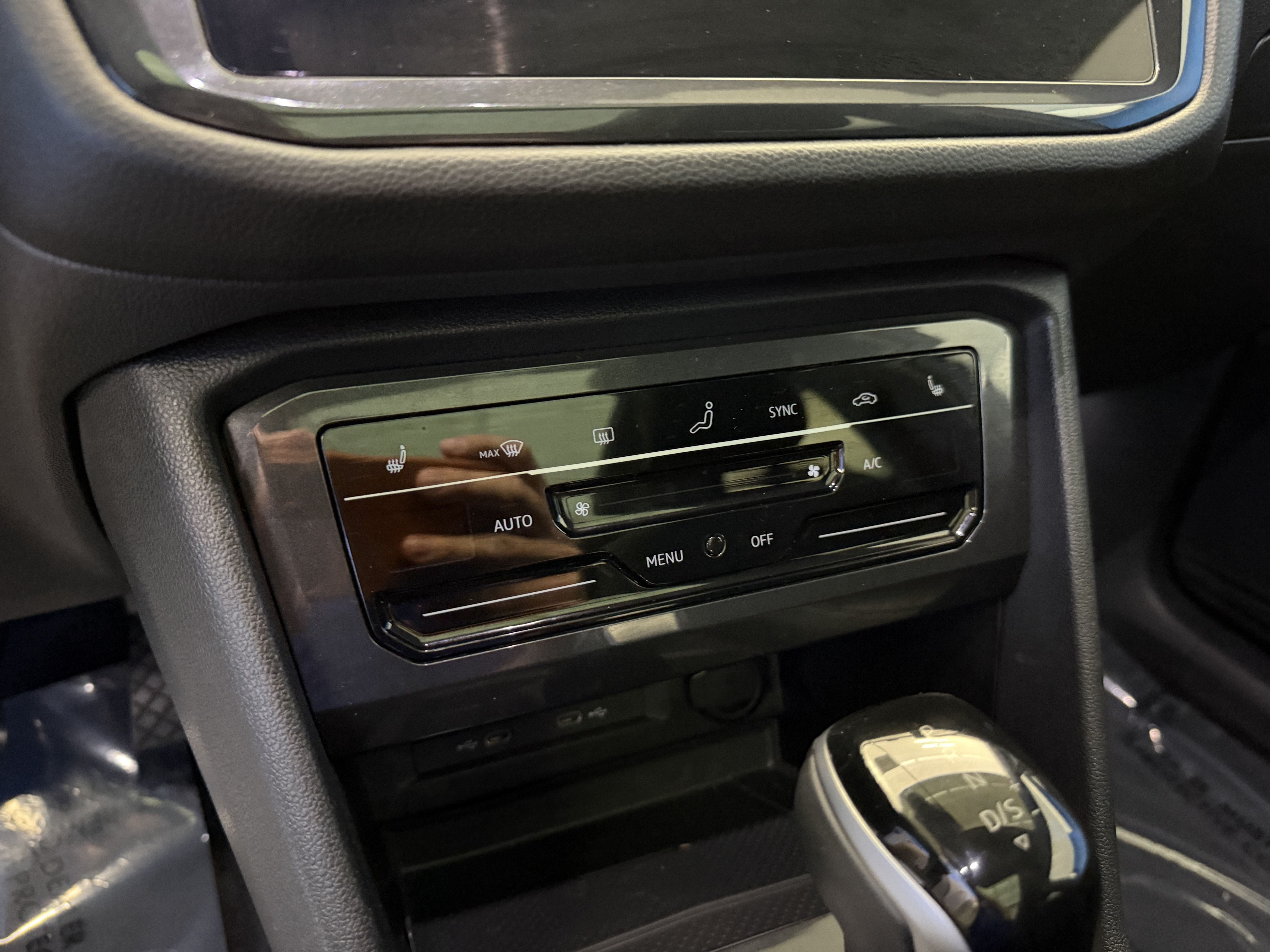 Used 2024 Volkswagen Tiguan SE w/ Panoramic Sunroof Package FWD image 25