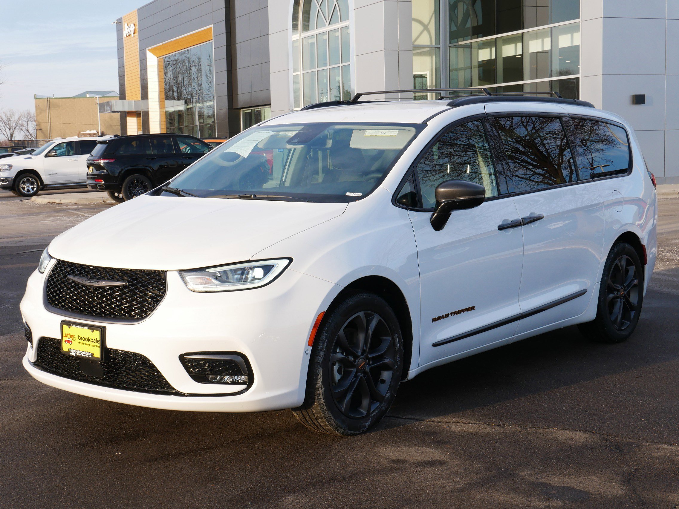 Used 2024 Chrysler Pacifica Touring-L w/ Road Tripper Package image 3