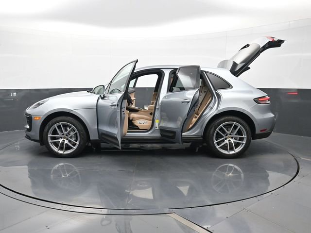 Certified 2022 Porsche Macan AWD/4WD image 30