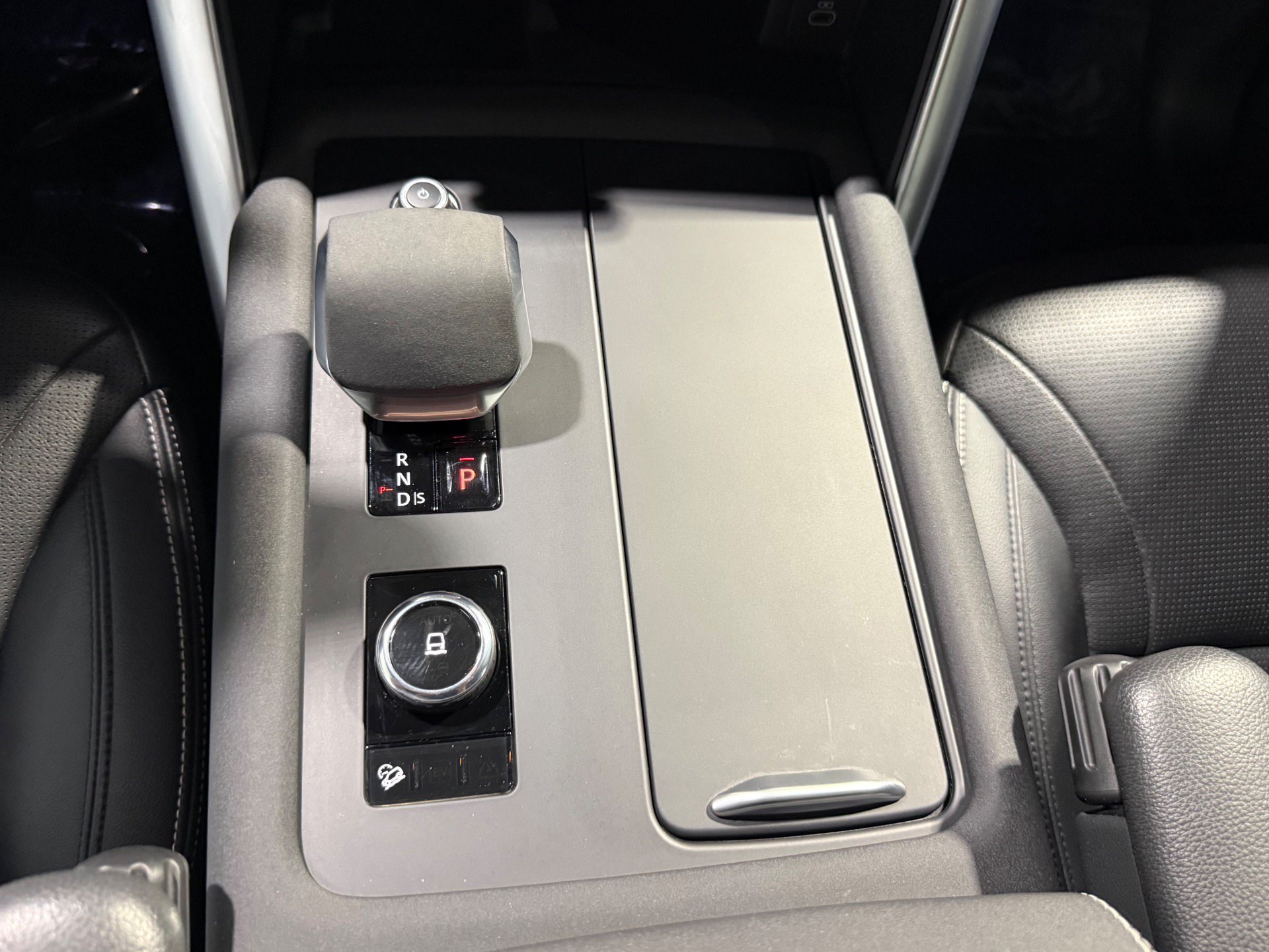 Used 2023 Land Rover Discovery S R-Dynamic AWD/4WD image 39