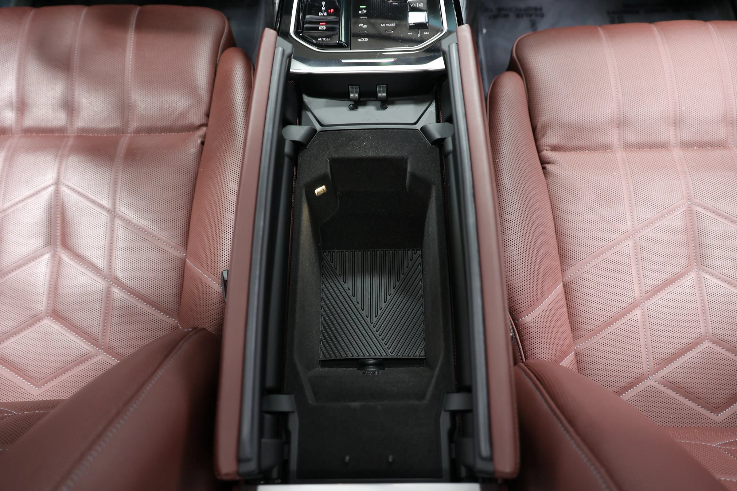 Used 2023 BMW 740i w/ Parking Assistance Package RWD image 39