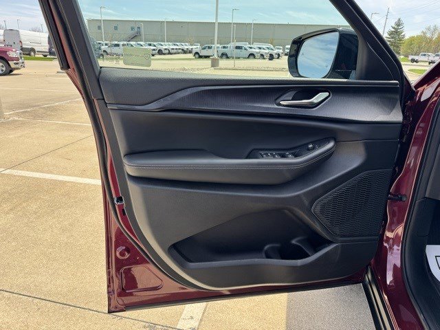 New 2025 Jeep Grand Cherokee L Altitude image 8