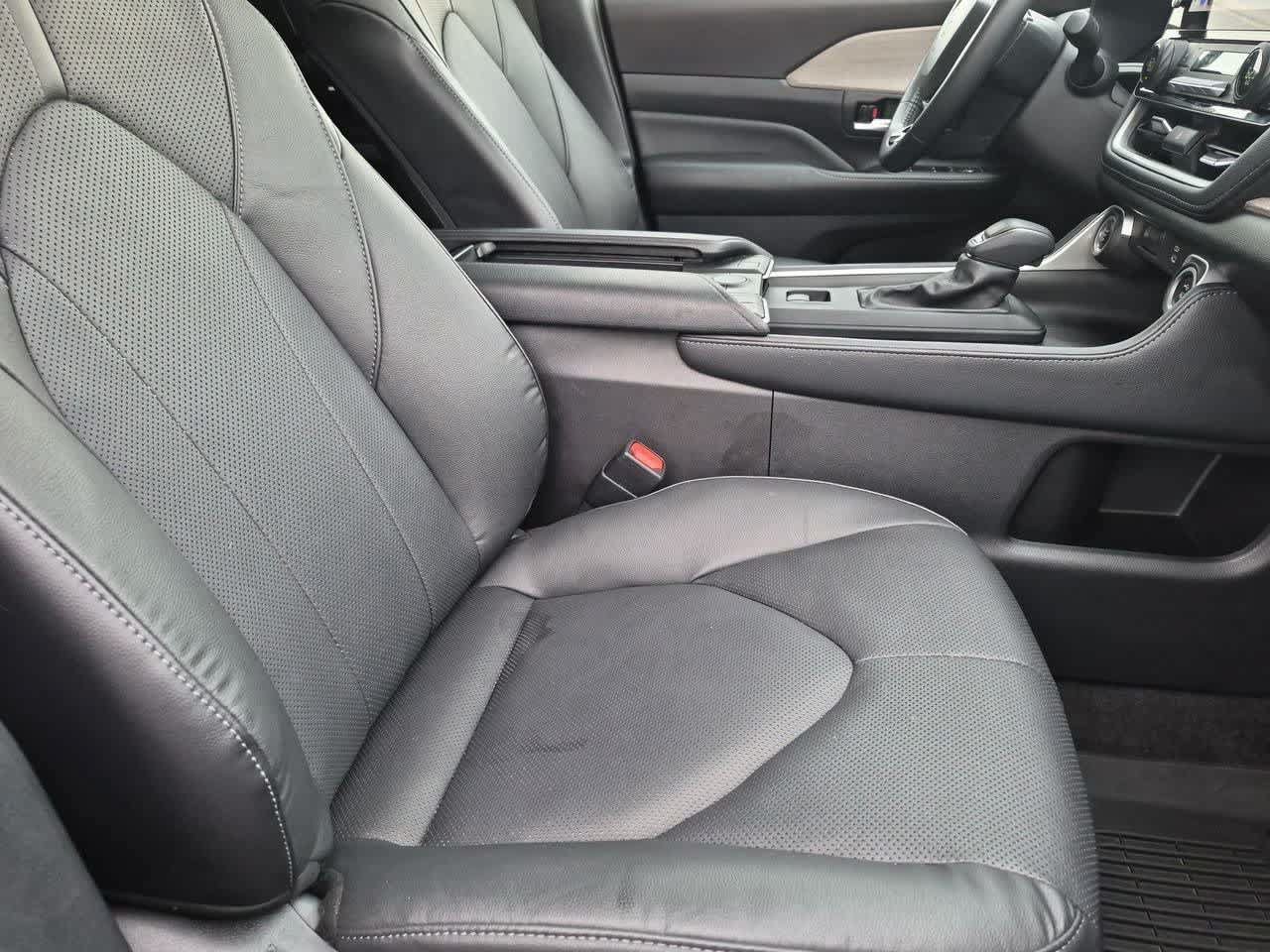 Used 2024 Toyota Grand Highlander AWD image 16