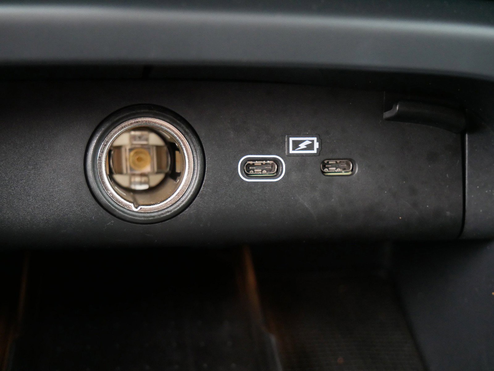 Certified 2025 Volvo XC40 B5 Plus image 22