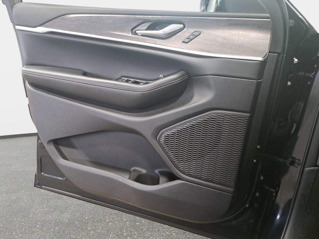 Certified 2024 Jeep Grand Cherokee Limited image 28