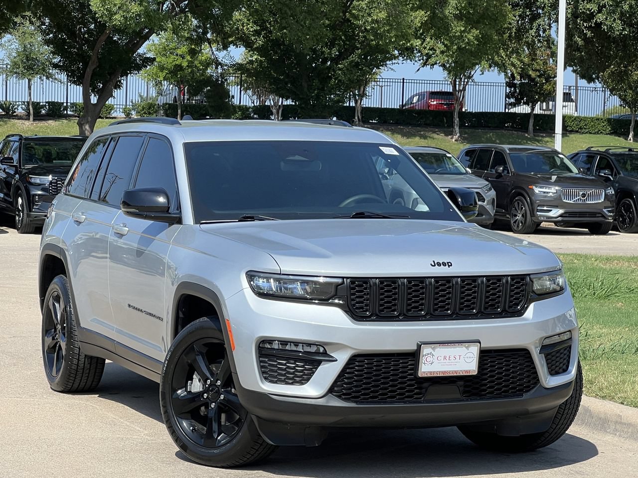 Used 2024 Jeep Grand Cherokee Limited w/ Black Appearance Package AWD/4WD image 2