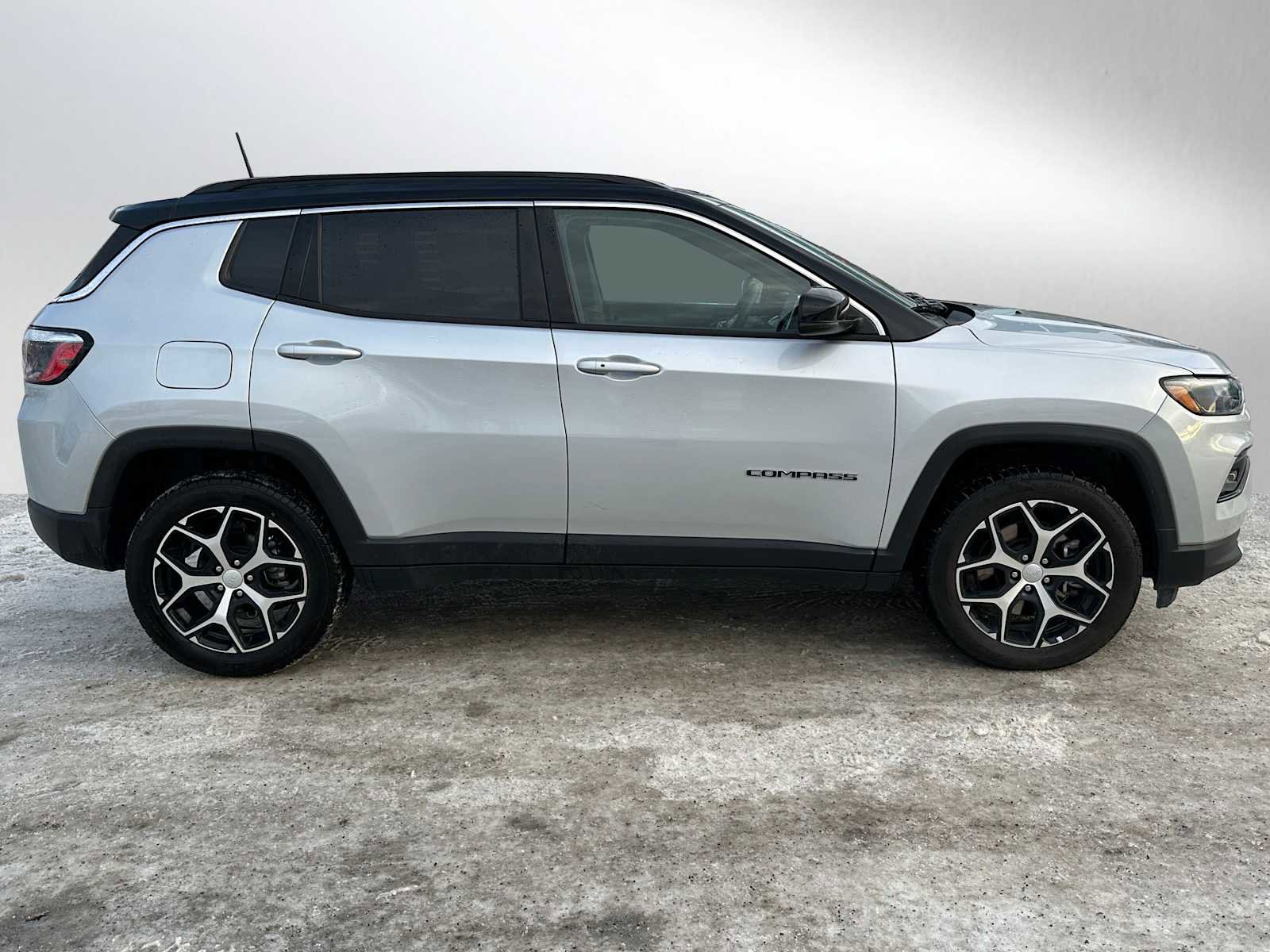 Used 2024 Jeep Compass Limited image 2