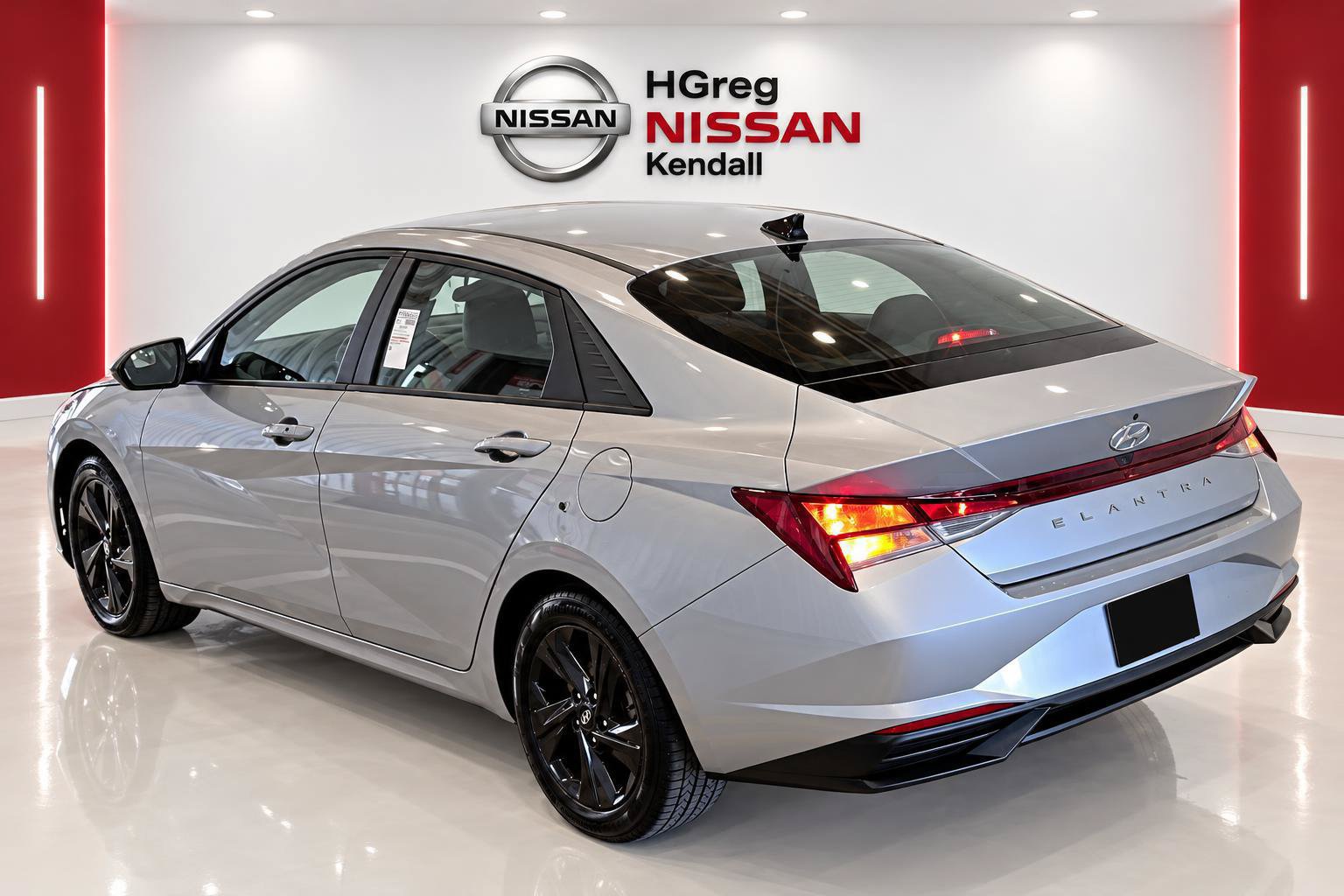 Used 2023 Hyundai Elantra SEL w/ Preferred Accessory Package FWD image 2