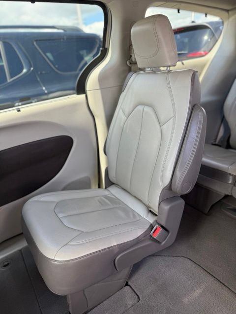Used 2017 Chrysler Pacifica Touring-L FWD image 18