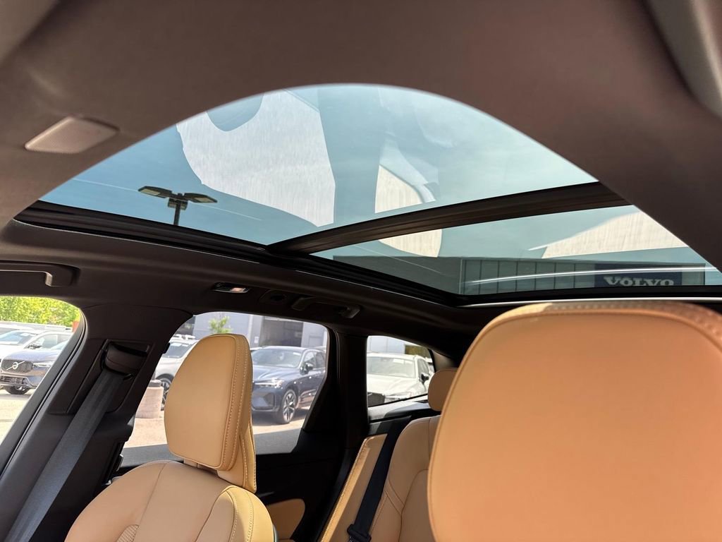Certified 2025 Volvo XC60 B5 Ultra w/ Climate Package AWD/4WD image 7