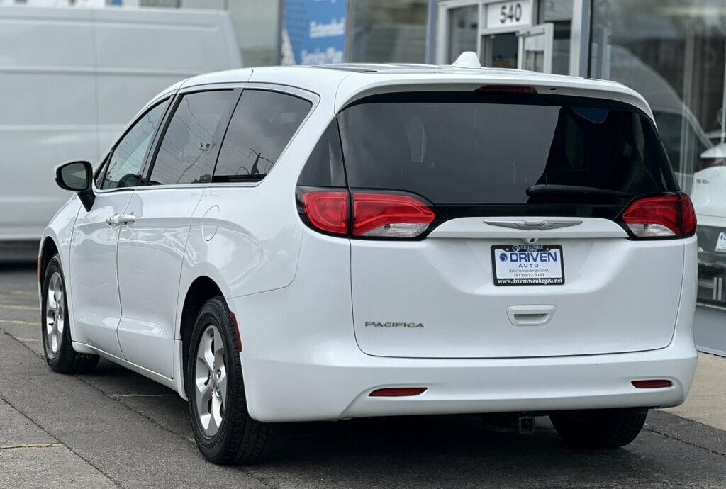 Used 2017 Chrysler Pacifica LX w/ Tire & Wheel Group FWD image 3