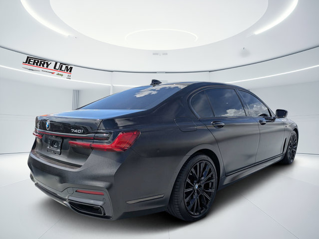Used 2022 BMW 740i w/ M Sport Package RWD image 3