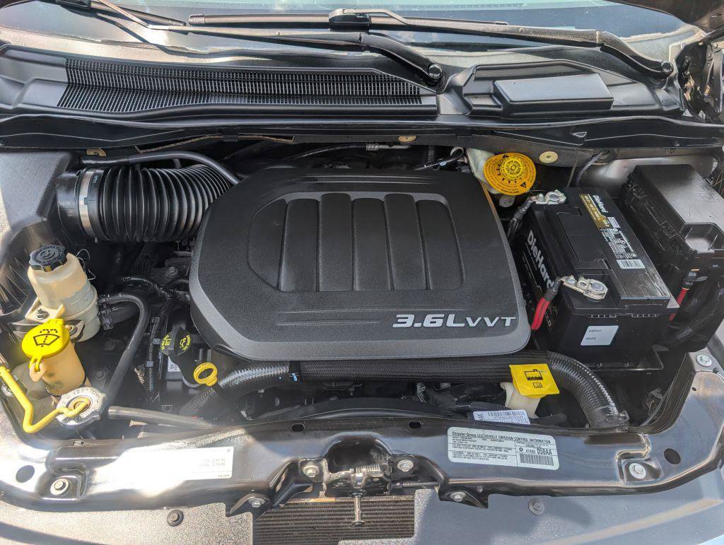 Used 2014 Chrysler Town & Country Touring-L FWD image 20