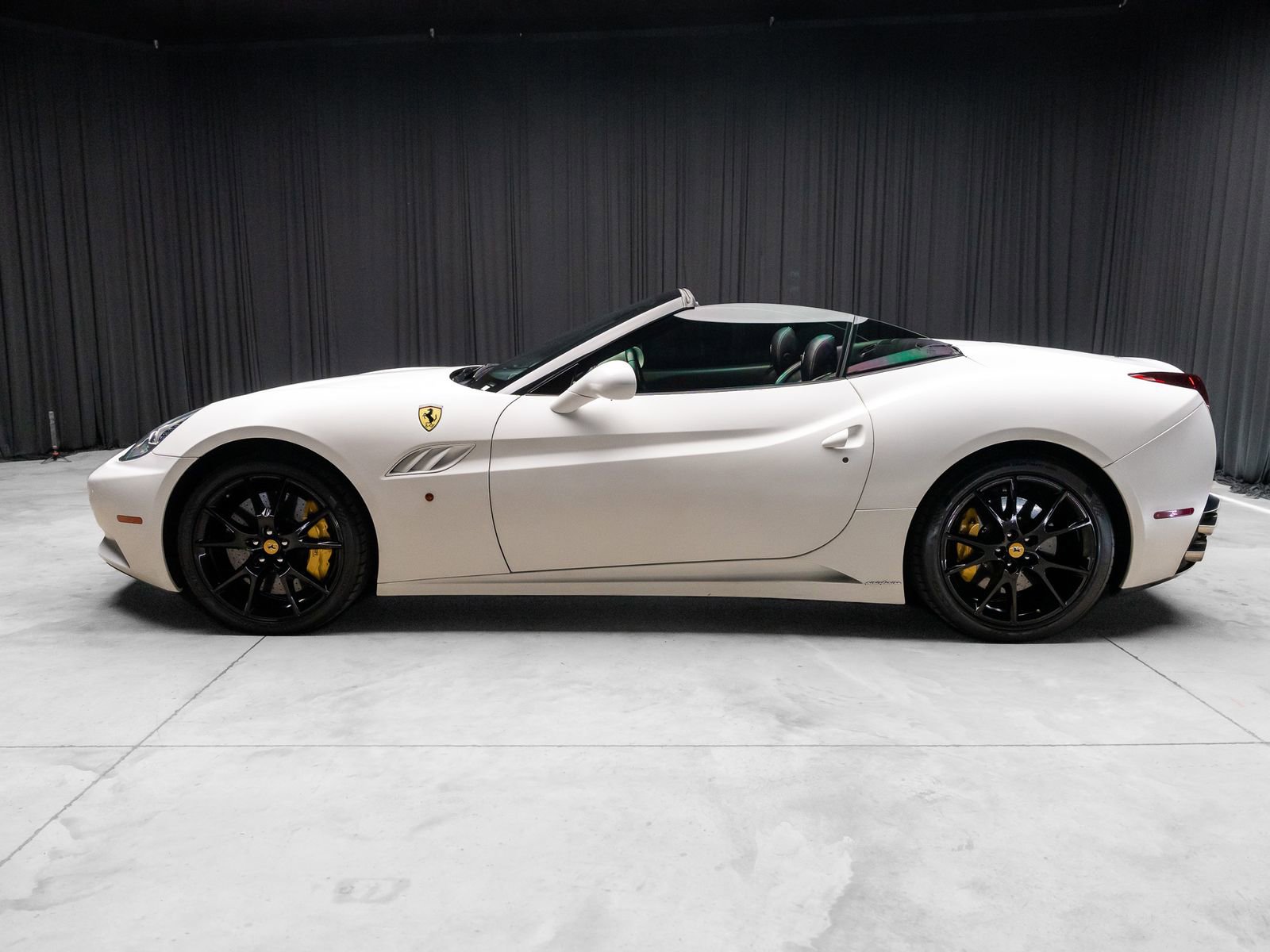 Used 2013 Ferrari California RWD image 10