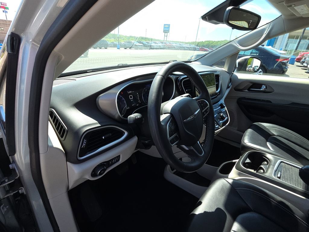 Used 2023 Chrysler Pacifica Touring-L FWD image 14